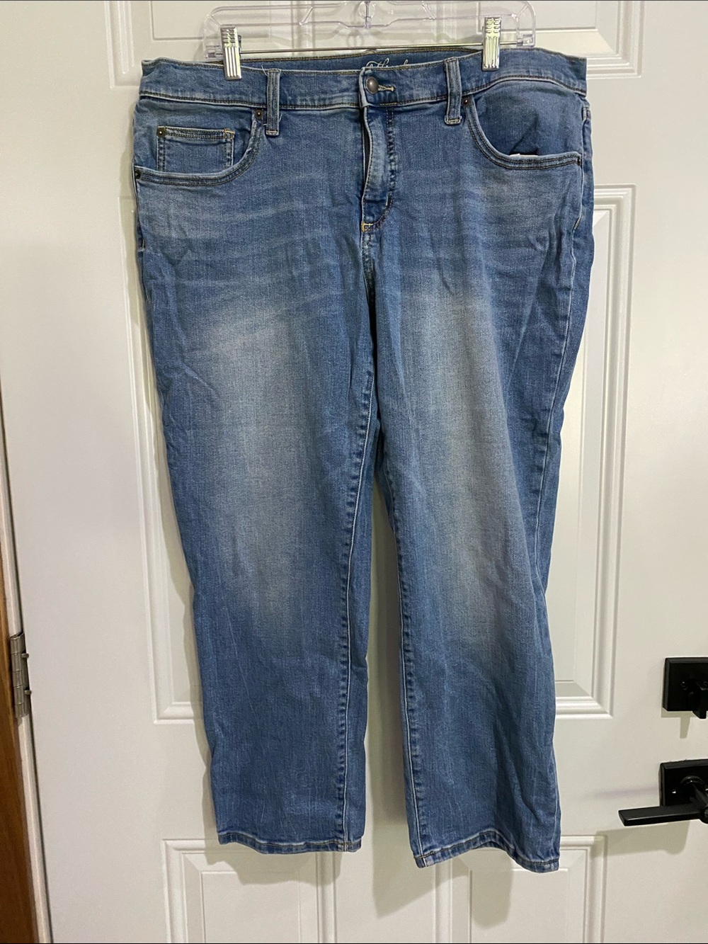 Universal Thread Women's Straight Leg Jeans in Light Blue Wash
